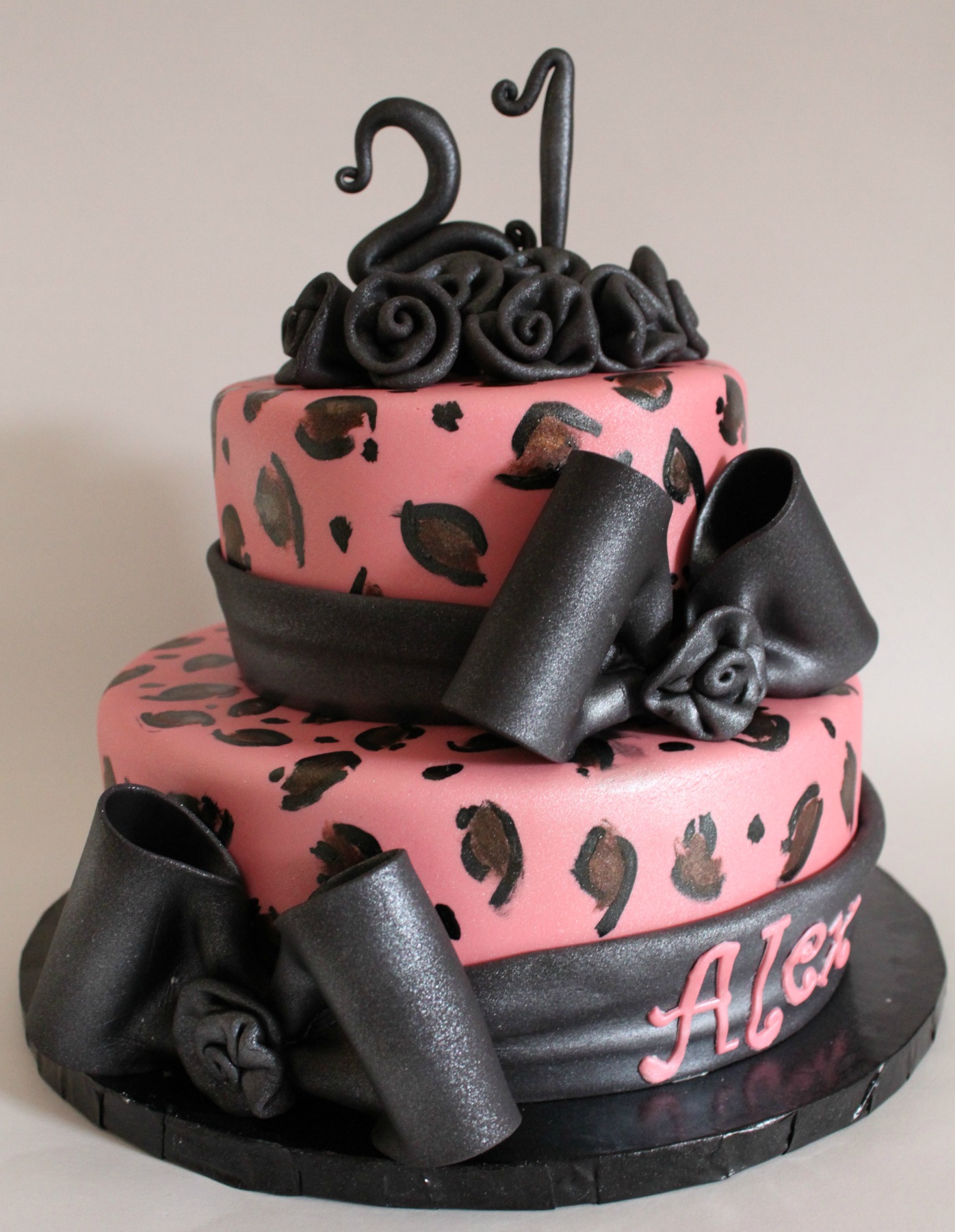 Торт на день рождения девушке 20 лет. Торт для девушки. Торт на день рождения девушке. Необычные торты на день рождения. Стильный торт для девушки.